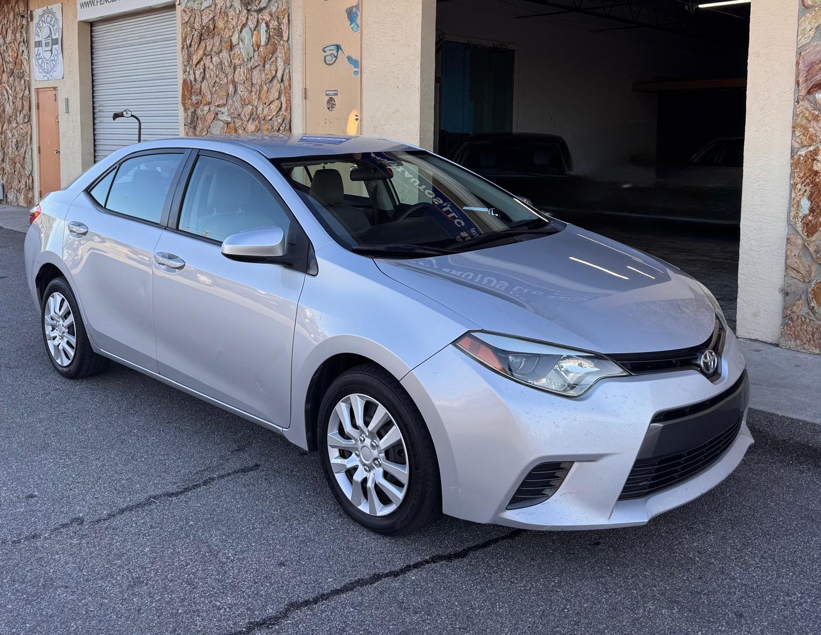2016 Toyota Corolla LE - Imagen 11